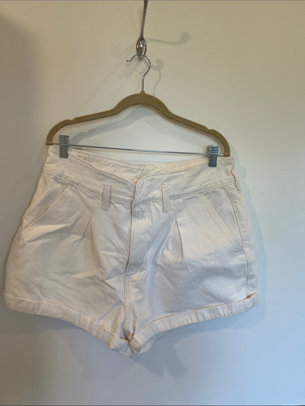 Levi's White High-Waist Pleated Cotton Shorts